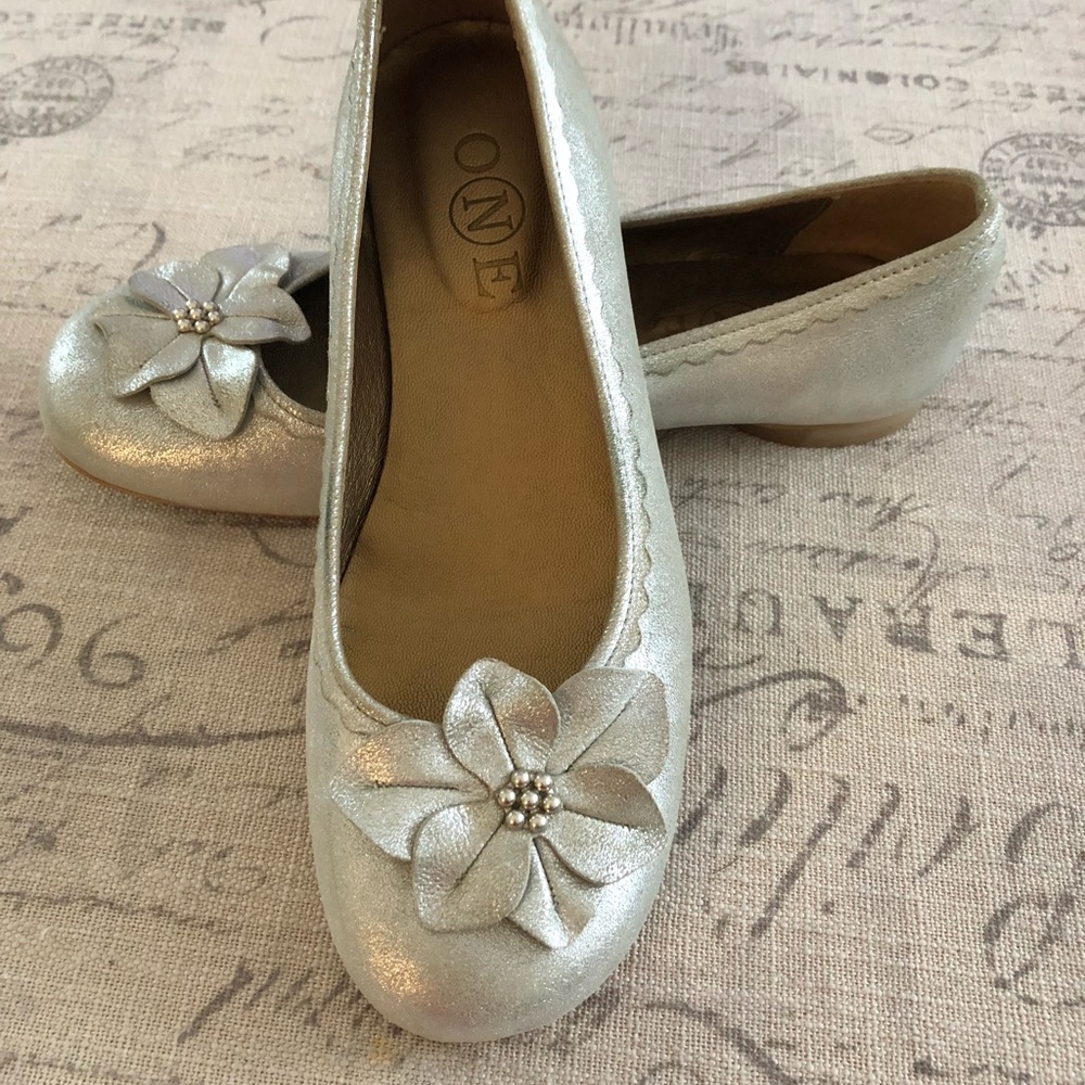 Super cute ONE silver flats. Size 37 / 7